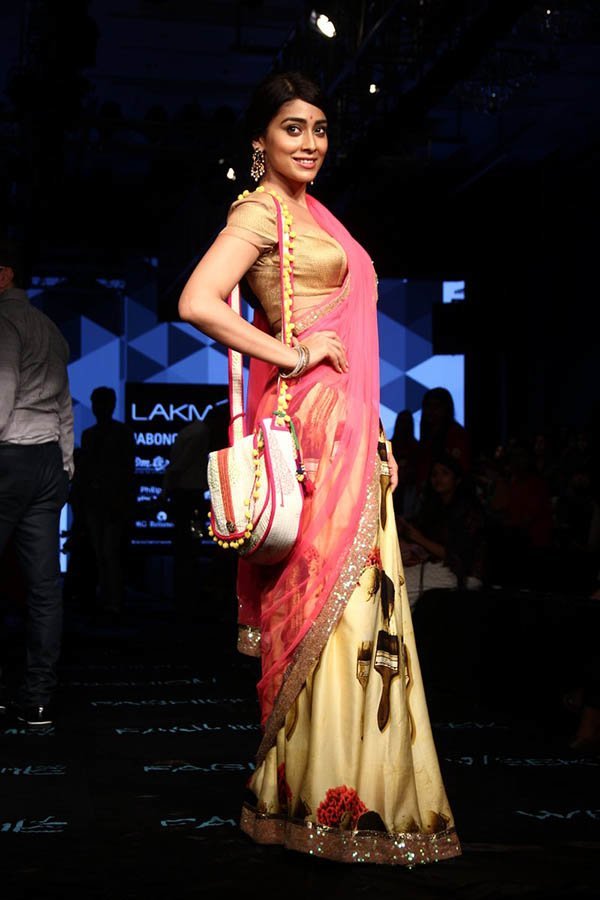 shriya saran walk the ramp at lakme fashion week 2015