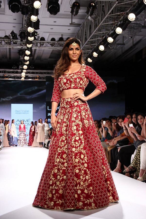 nimrat kaur in red and gold payal singhal outfit at lakme fashion week 2015