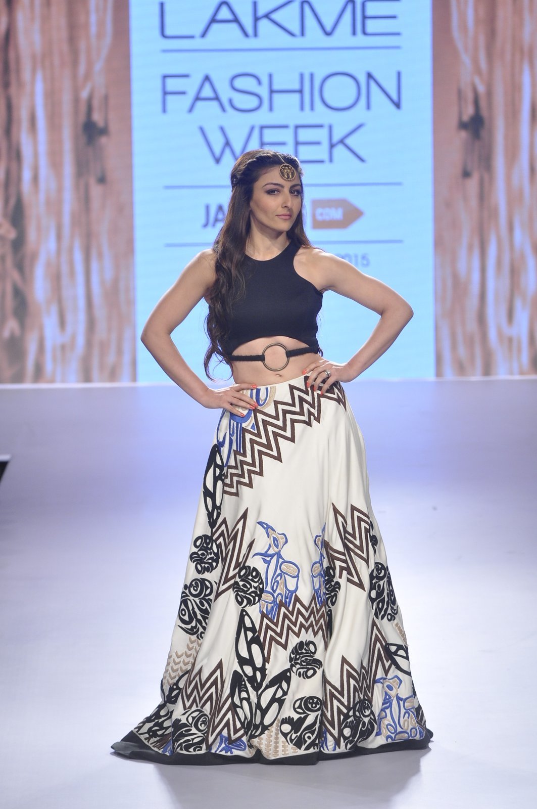 soha ali khan walks the ramp for babita m at lakme fashion week 2015