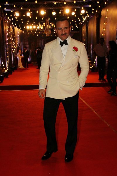 saif ali khan in a suit at an awards show