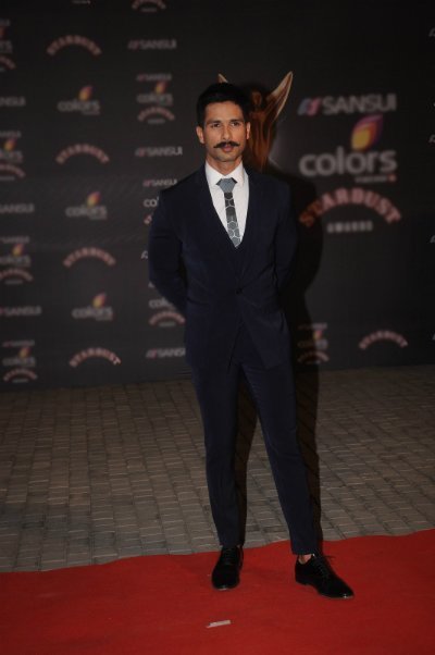 shahid kapoor rocked a moustache and suit at an awards night