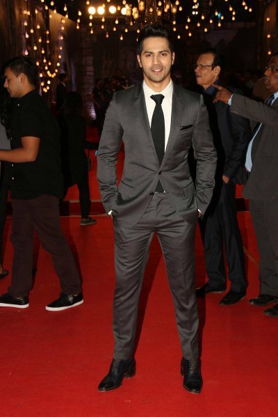 varun dhawan looks fine in grey suit