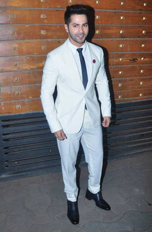 varun dhawan in white suit at filmfare 2015