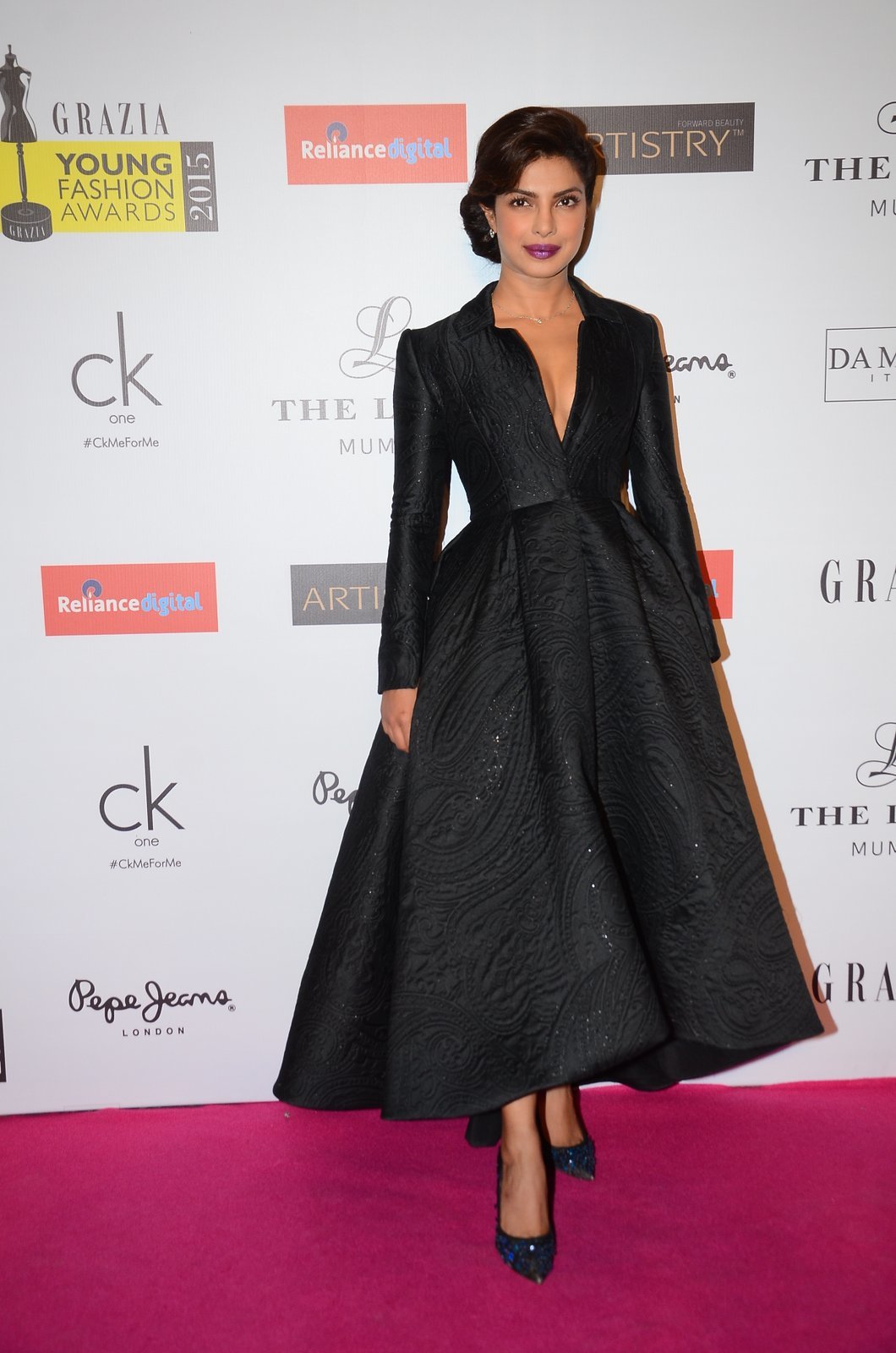 priyanka chopra in black at grazia yound fashion awards 2015