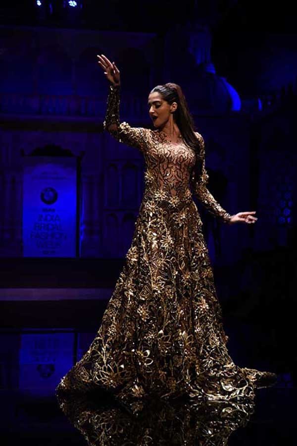 sonam kapoor sashaying down the ramp