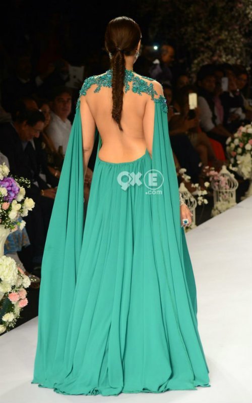 sonam kapoor walked the ramp in backless gown for india international jewellery week