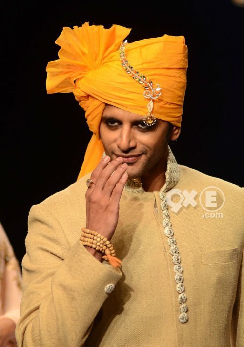 karanvir had a sarpech in his look for india international jewellery week