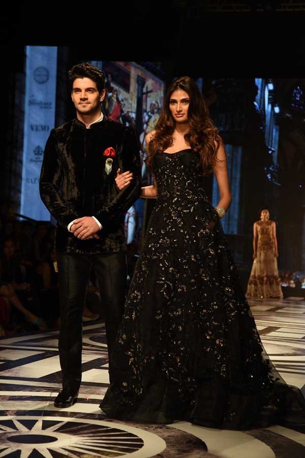 sooraj pancholi and athiya shetty walked the ramp for falguni and shane peacock