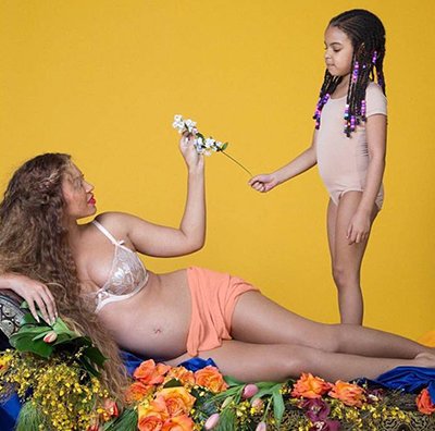 beyonce receives a rose from her daughter