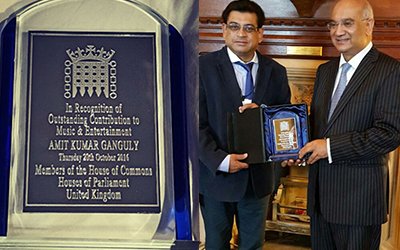 Amit_kumar_receiving_an_award_for_his_contribution_to_music_and_entertianment_for_hindi_films_.jpg