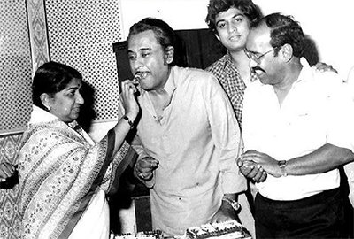 amit_kumar_with_his_father_kishore_kumar_and_lata_mageshkar_delight_moment_.jpg