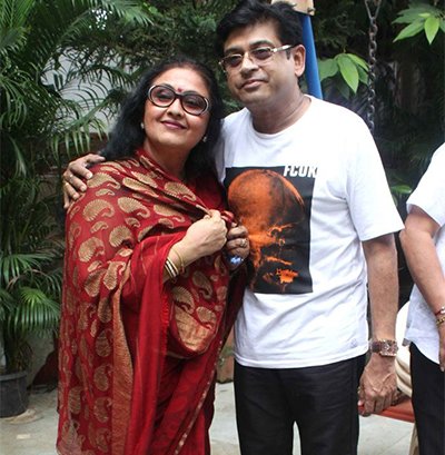 Leena Chandavarkar_mother_of_Amit Kumar_clicking_pic_.jpg