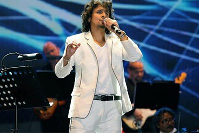 sonu nigam singing at a concert