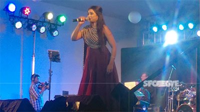 shreya ghoshal performing at a concert in thane mumbai