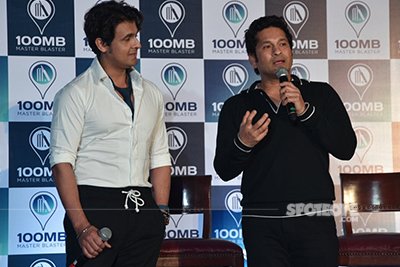 sachin tendulkar and sonu nigam at the sachin tendulkar's app launch