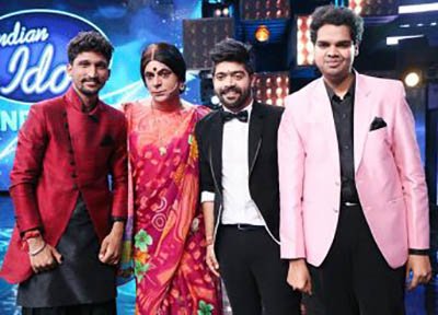 rinku bhabi aka sunil grover with the top 3 finalists of indian idol 9