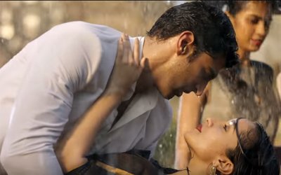 aditya shraddha share a romantic moment