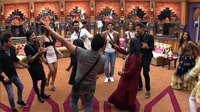 Bigg_boss_ Contestant_enjoying_in_The bigg_boss_house_a_GRAB_FROM_ the_EPISODE.jpg