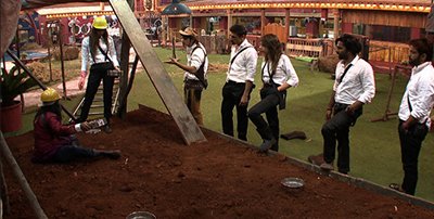 entire_women_contestant_of_bigg_boss_10_against_swamji_for_his_bad_behaviour_with_sunny.jpg