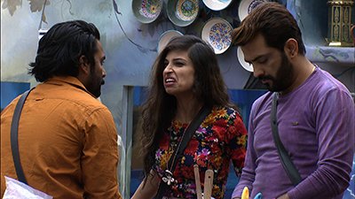 Priyanka_attempts_to_instigate_Manu_and_Manveer_against_Mona_Lisa