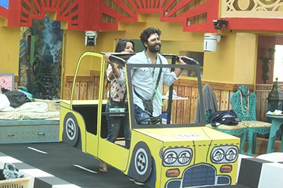 manveer giving mona a ride in his taxi bigg boss 10