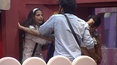 priyanka physically attacks rohan bigg boss 10