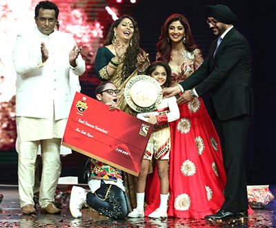 winner ditya sagar bhande with the super dancer trophy along with judges