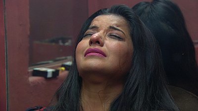 mona lisa crying in bigg boss house