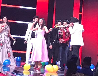 varun dhawan and alia bhatt promoting  badrinath ki dulhania on voice of india