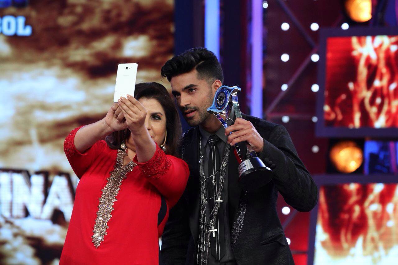 farah khan and gautam gulati with the trophy
