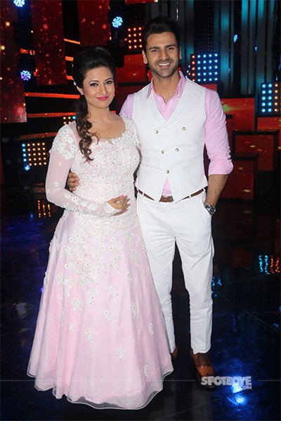 divyanka and vivek posing for the shutterbugs