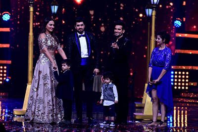 sonakshi sinha with pritam and amanjot on along with their children on stage nach baliye 8 grand premiere