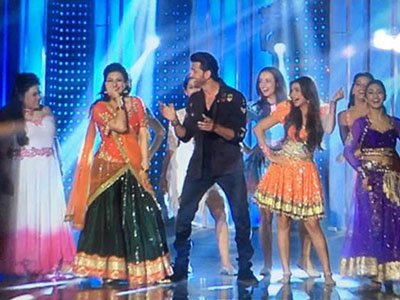 hrithik roshan dancing with the lady contestants of nach baliye