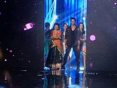 hrithik roshan makes0an entry with divyanka tripathi and sanaya irani on nach baliye