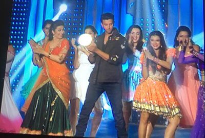 hrithik roshan strikes a dance pose with the lady contestants of nach baliye