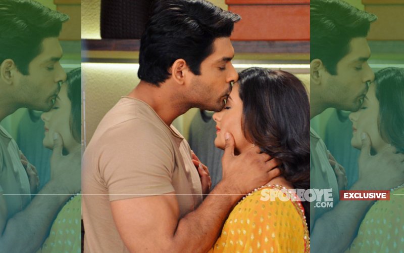 Sidharth Shukla Kisses His Dil Se Dil Tak Co-Star Rashami Desai In Public