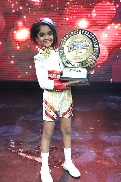 ditya sagar bhande with the super dancer trophy
