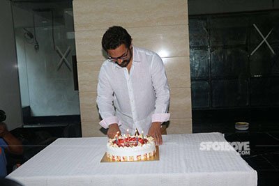 aamir khan cuts his birthday cake 2017