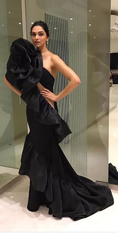 deepika wearing an all black gown
