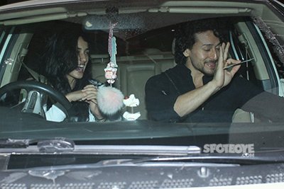 disha_patani_Laughing_in_the_car_while_Tiger_Shroff_waves_to_the_media.jpg