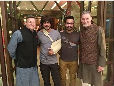 shah rukh khan and aamir khan posing with netflix ceo reed castings