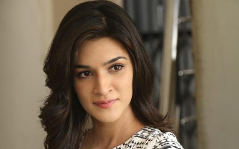 Kriti Sanon Sees Red After Co-Passenger Watches Pirated Copy Of Dilwale
