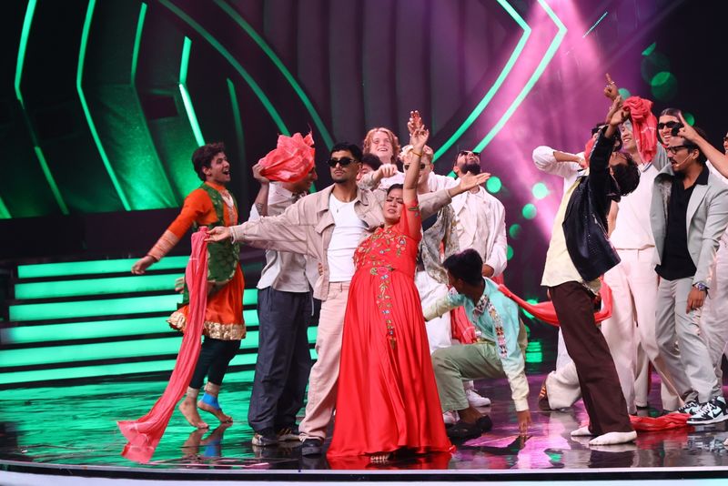 India's Best Dancer 3: Aniket Chauhan and Vipul Khandpal Teach Fun Bollywood Dance Moves To The Quickstyle Dance Group-SEE PICS