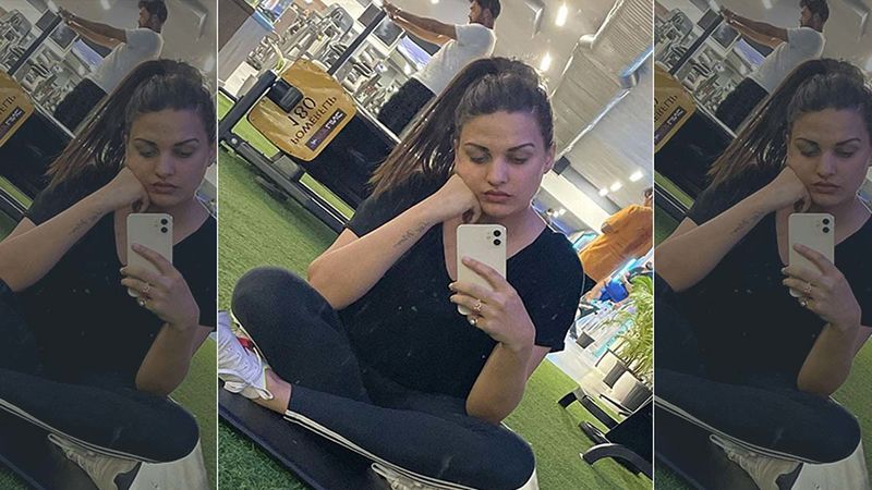 Himanshi Khurana Drops A Stunning Picture In Her Black T-Shirt; Looks Hot As Ditches Her Pants
