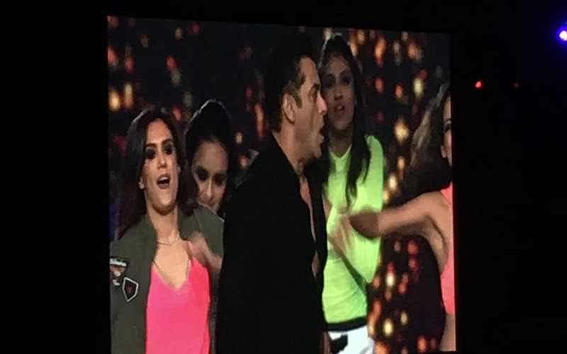 Salman Khan Aur Madhuri Ki Xxx Video - Salman Khan's Performance At IIFA Awards 2019: The Actor Ends The ...