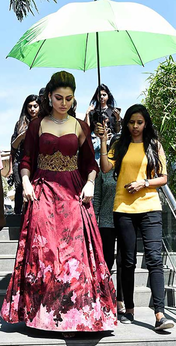 Urvashi Rautela Refuses To Shoot Virgin Bhanupriya In Sun, Lights Raise  Cost By 2 Lakh