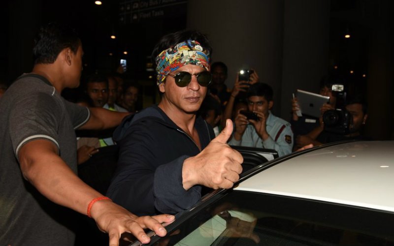 SRK Returns From London Not Bulgaria After Dilwale