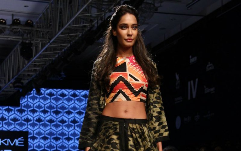 Lisa Haydon Steams It Up With Her Sexy Avatar At LFW 2015