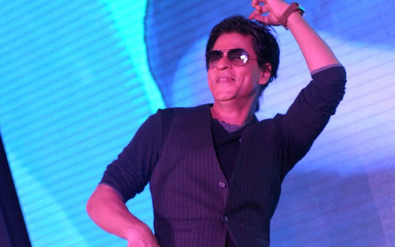 Shah Rukh Khan Makes Firangs Groove To Lungi Dance