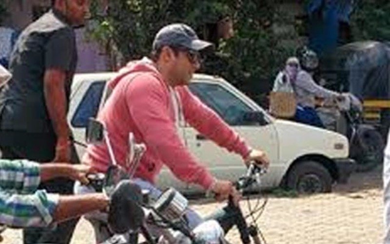 Salman Khan Cycles To Bigg Boss 9 Sets